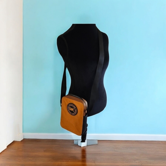 NWOT Michael Kors Crossbody/Messenger/Travel/Flight Bag - Picture 3 of 12